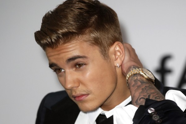 Justin Bieber fue bautizado en baño de iglesia!